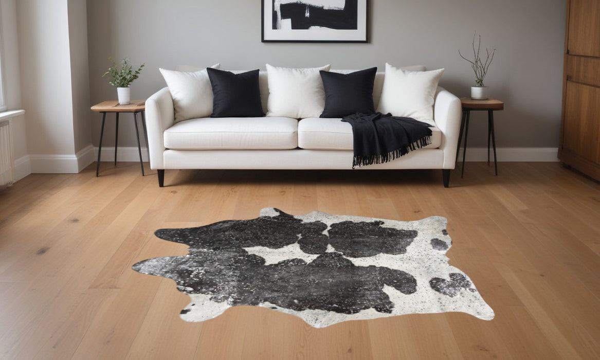 6' X 7' Black and White Cowhide Hand Knotted Area Rug